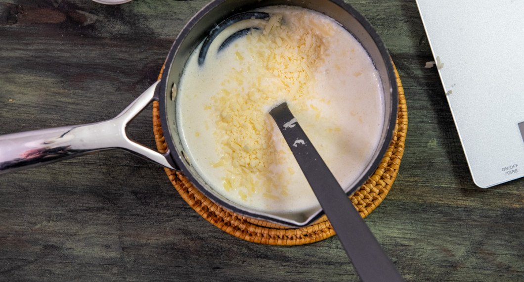 Tillsätt osten innan servering och vänd runt den samt värm tills den smält under omrörning. 