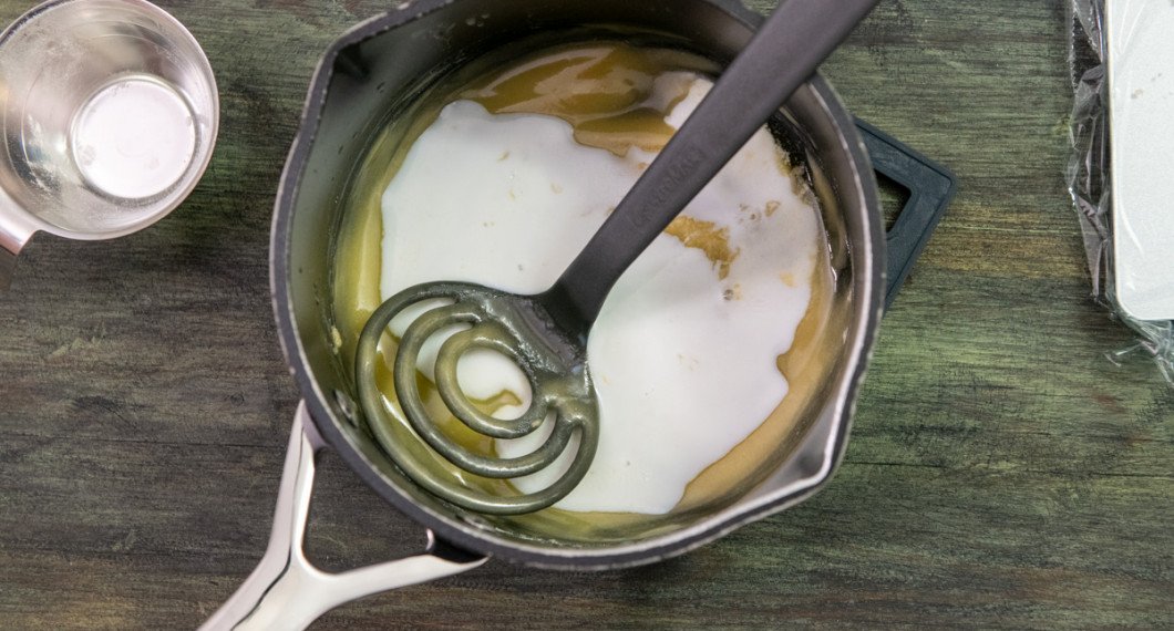 Tillsätt mjölk lite i taget under omrörning. Koka upp under omrörning och rör ut klumpar. 