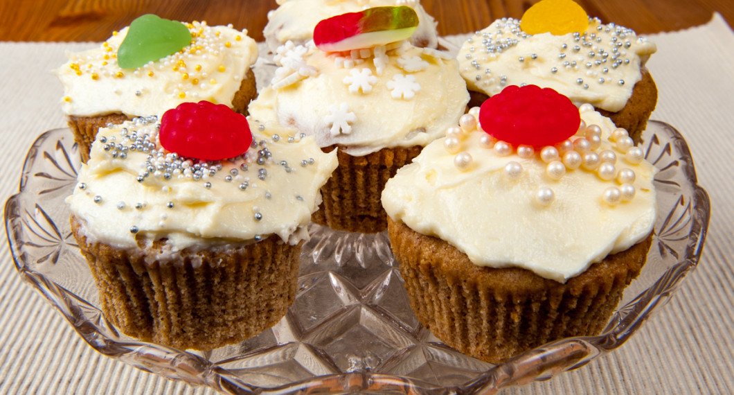 Pepparkaksmuffins med frosting, strössel och garnerade med lite godis.