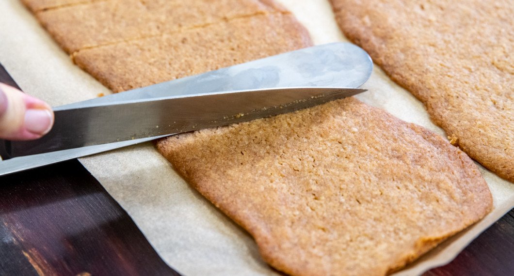 Skär degen i sneda snitt innan den svalnat helt. 