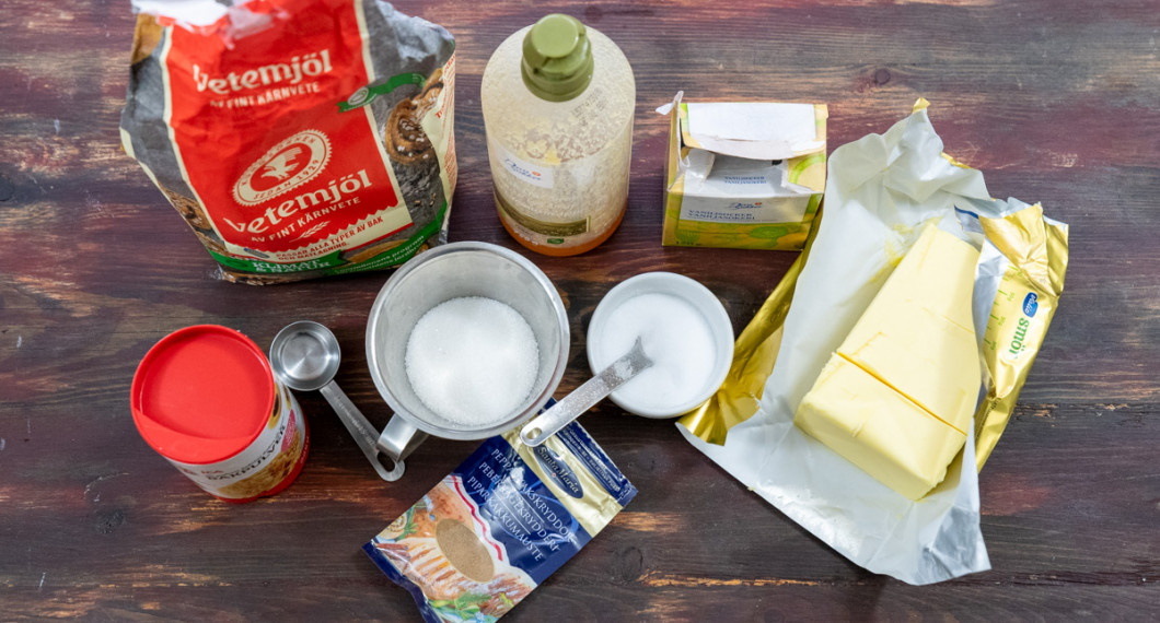 Ingredienser till pepparkakssnittarna: Vetemjöl, sirap, vaniljsocker, smör, salt, socker, pepparkakskryddor och bakpulver. 
