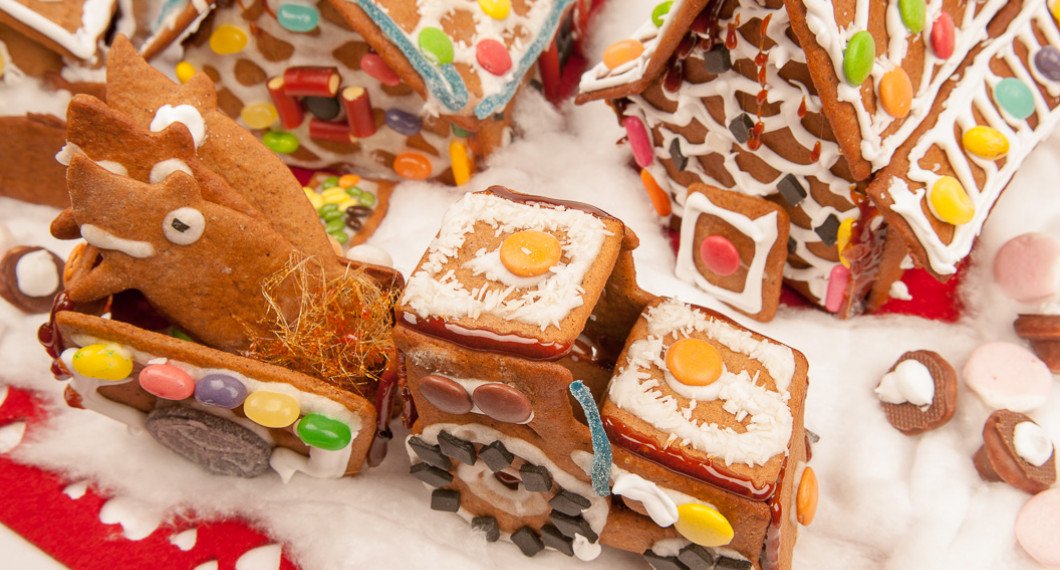 En pepparkakstraktor med grisar på släp. Det finns smidiga mallar att köpa för att baka traktorer, hus och liknande. 