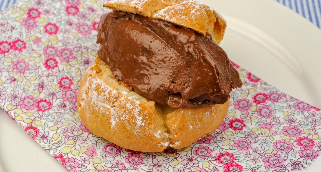 Petits Choux fylld med chokladkräm. 