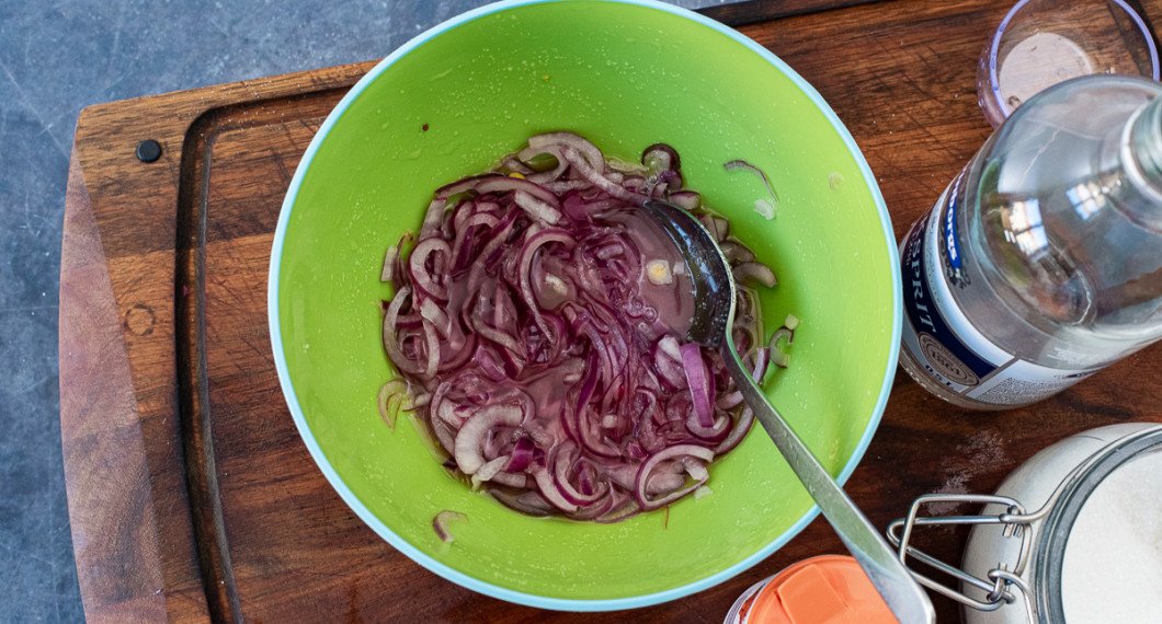 Tillsätt socker och ättika. Rör runt och låt stå 5 minuter för att sockret ska lösa upp sig. 