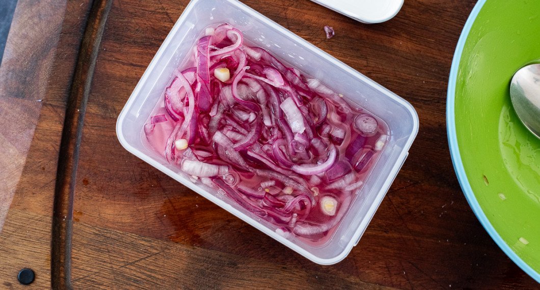 Den snabbpicklade rödlöken är klar att serveras. Lägg upp i en skål eller förvara i en burk i kylen fram till servering. 