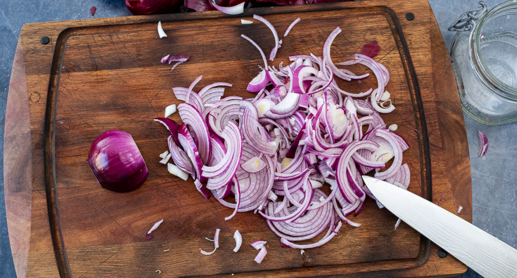 Dela, skala och strimla löken. 