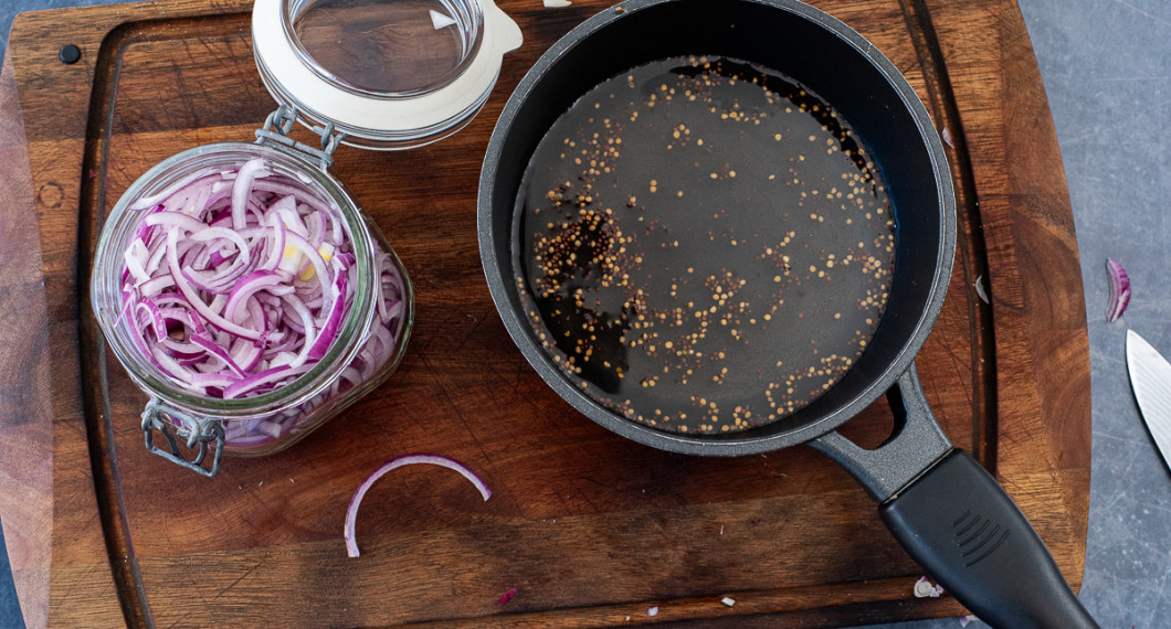 Packa ihop löken i en glasburk eller plastburk på 0,5 liter. Koka ihop lagen av ättika, socker, salt och senapsfrön så att sockret löser sig. 
