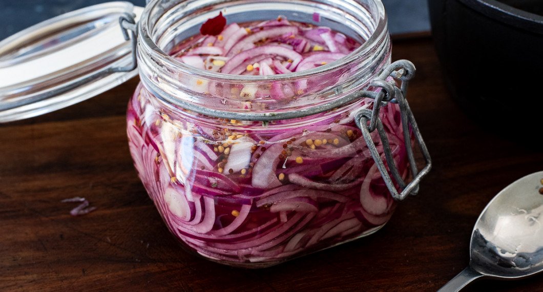 Slå lagen över löken och tryck ner löken med en sked. Ställ i kylen något dygn innan servering. 