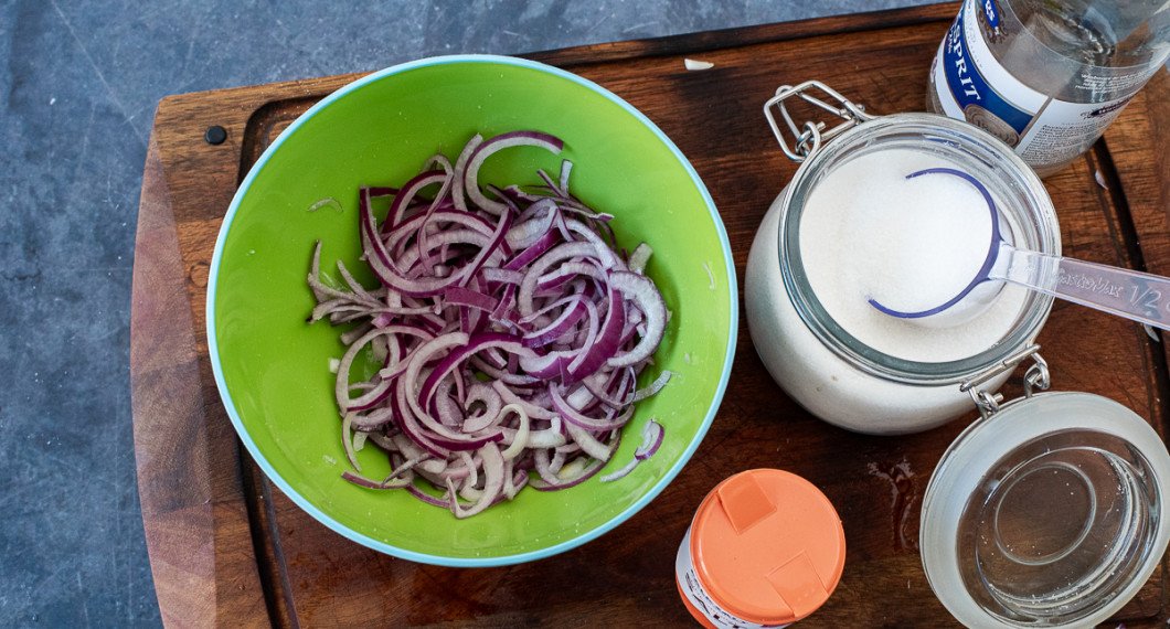 En snabb variant av picklad lök kan du göra genom att blanda löken med salt i en skål. Låt stå 5 minuter. 