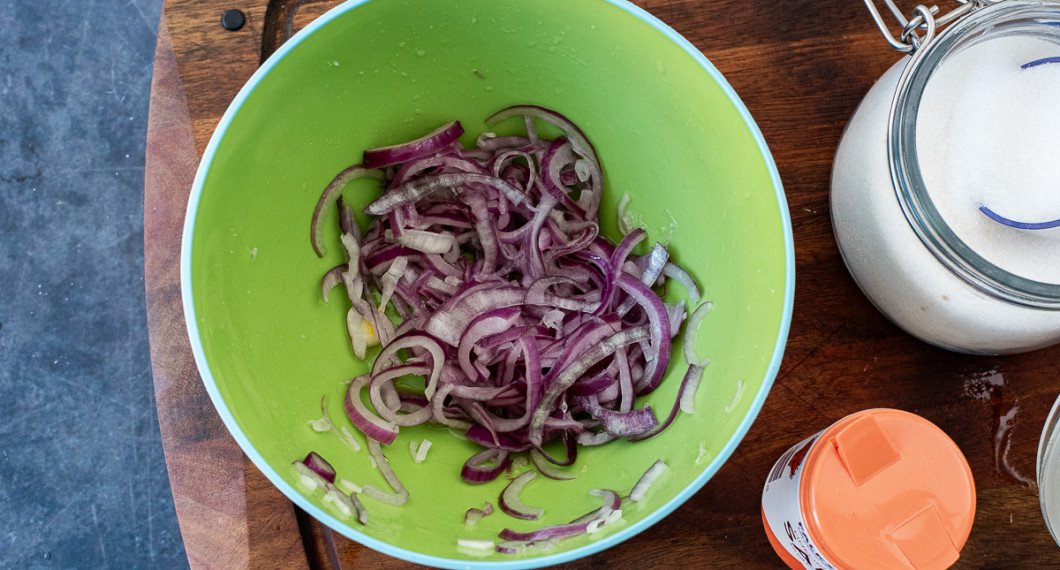 Löken mjuknar av saltet och tappar vätska - massera den någon halv minut med handen. 