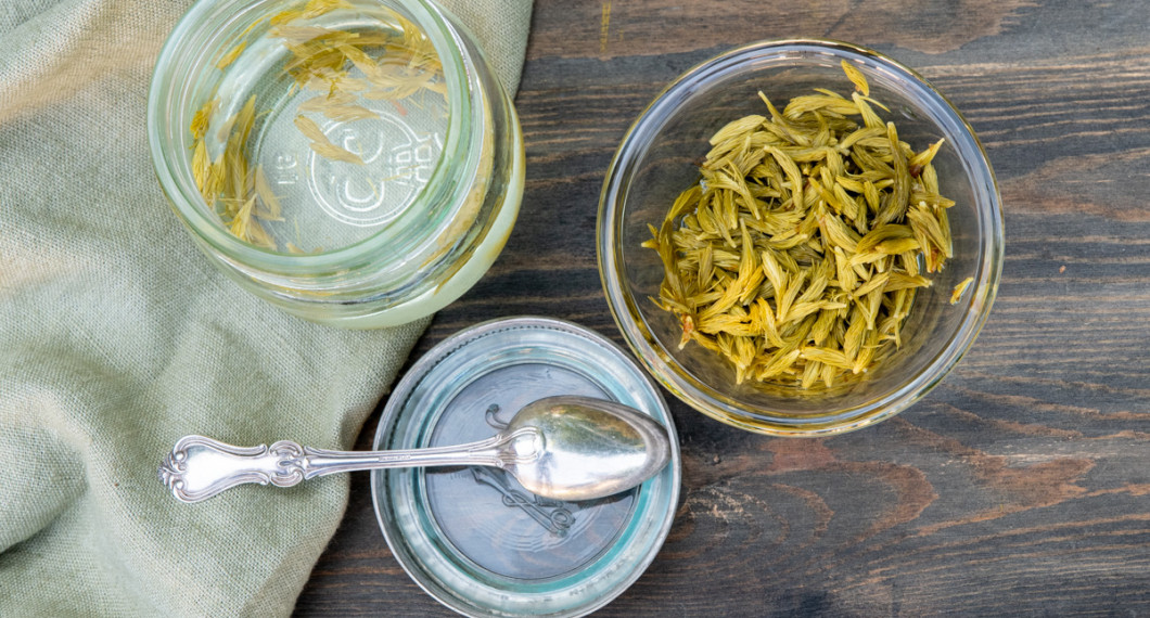 Granskotten läggs in i en ättikslag och blir en slags pickles. 