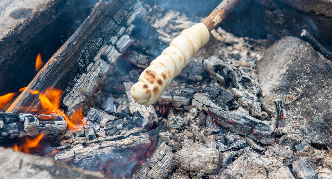 Grilla degen lindad runt en grillpinne så får du ihåliga pinnbröd. 