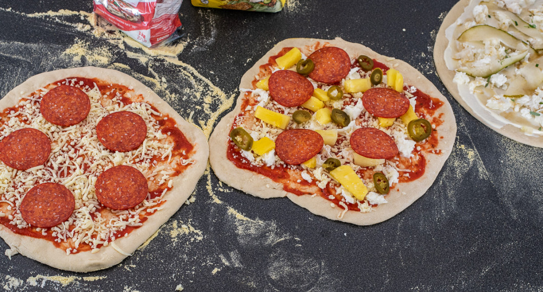 Förbered gärna pizzorna innan du börjar baka speciellt om du bakar i en vedeldad pizzaugn så blir det lättare att sköta pizzaugnen och hastigt baka av och passa dem. 