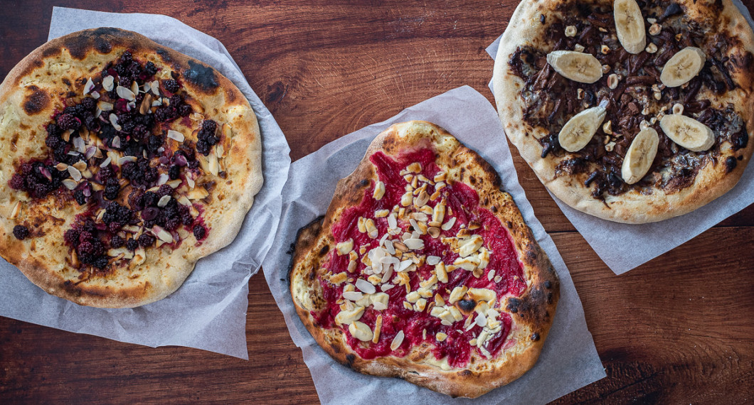 Söta pizzor eller dessertpizzor med vit choklad, bär och mandel; rabarberpizza med vit choklad samt chokladpizza med hasselnötter och banan. 