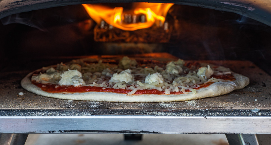 Det finns infraröda termometrar man kan mäta temperaturen med som är en bra investering om du köpt en pizzaugn. 