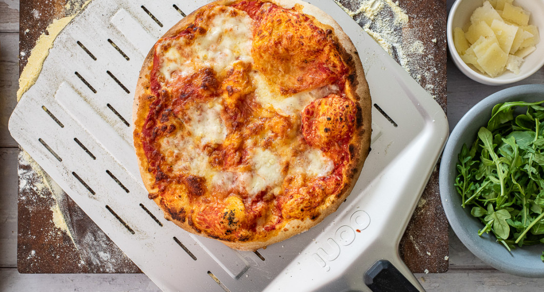 När pizzabottnen är gräddad kan du toppa den med övriga ingredienser. 