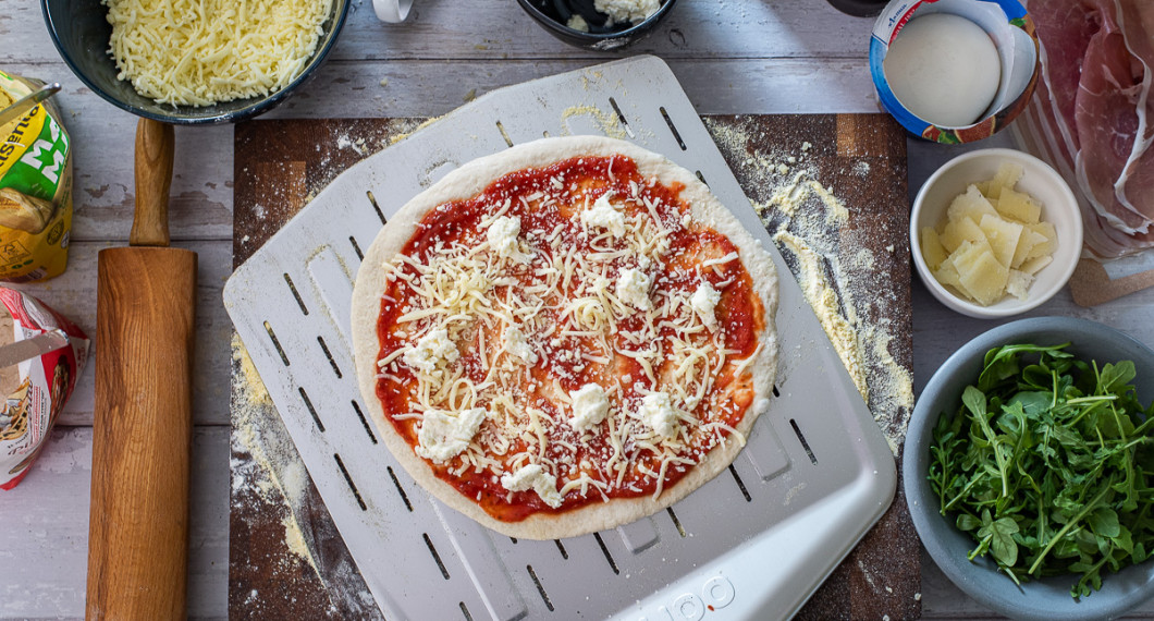 Fördela över ett lager pizzasås samt mozzarella och baka pizzabottnen. 