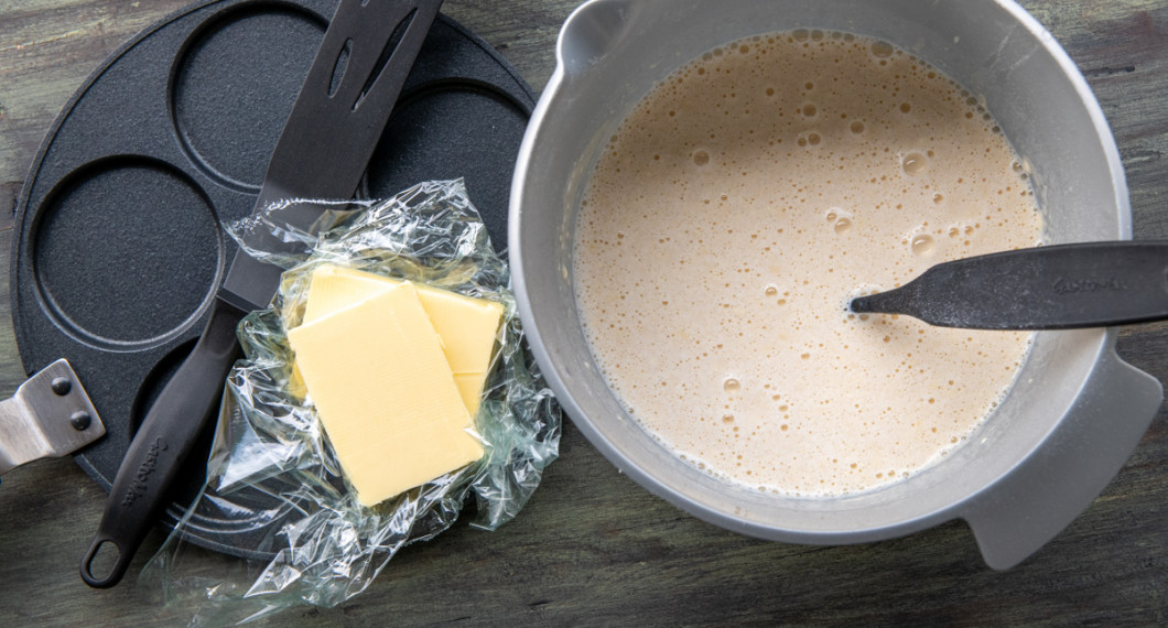 Plättsmeten får vila några minuter. Du behöver sedan plättjärn, stekspade och smör att steka i. 