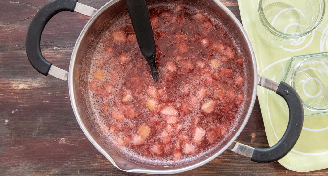 Mosa ihop marmeladen något med potatisstöt eller mixa lätt med stavmixer på slutet. 