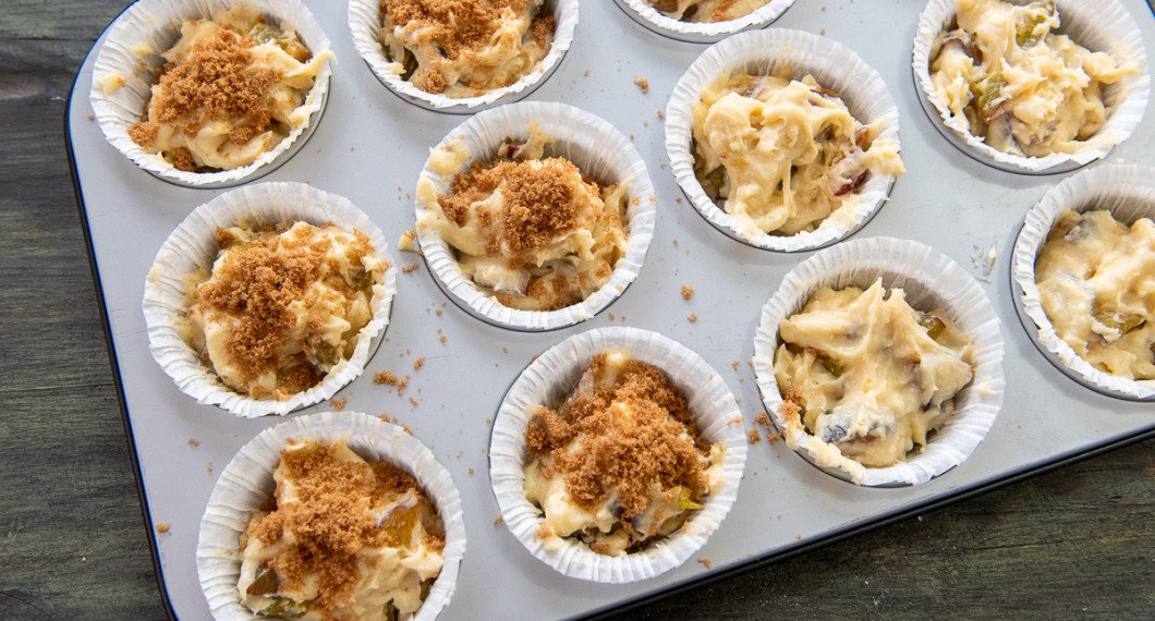 Strö över muscovadosocker på toppen på varje muffins. 