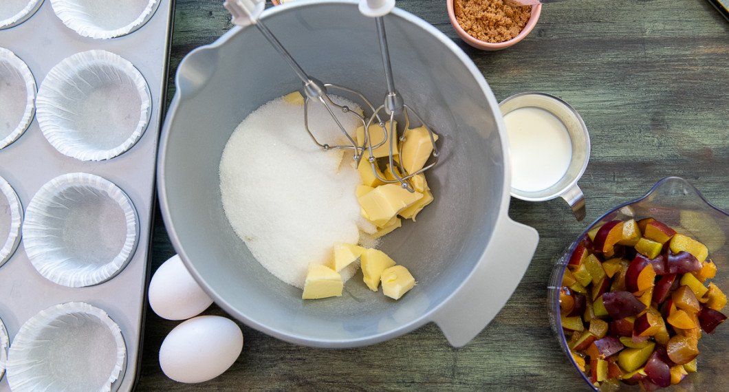 Mät upp mjukt tärnat smör och socker i en bunke. 