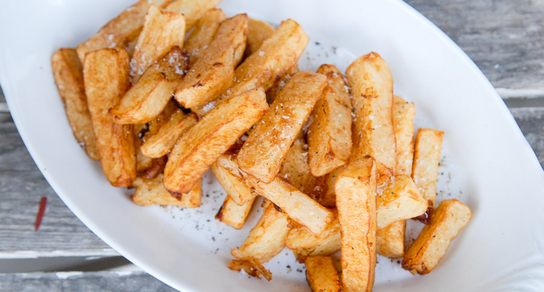 Tjocka pommes frites på fat 