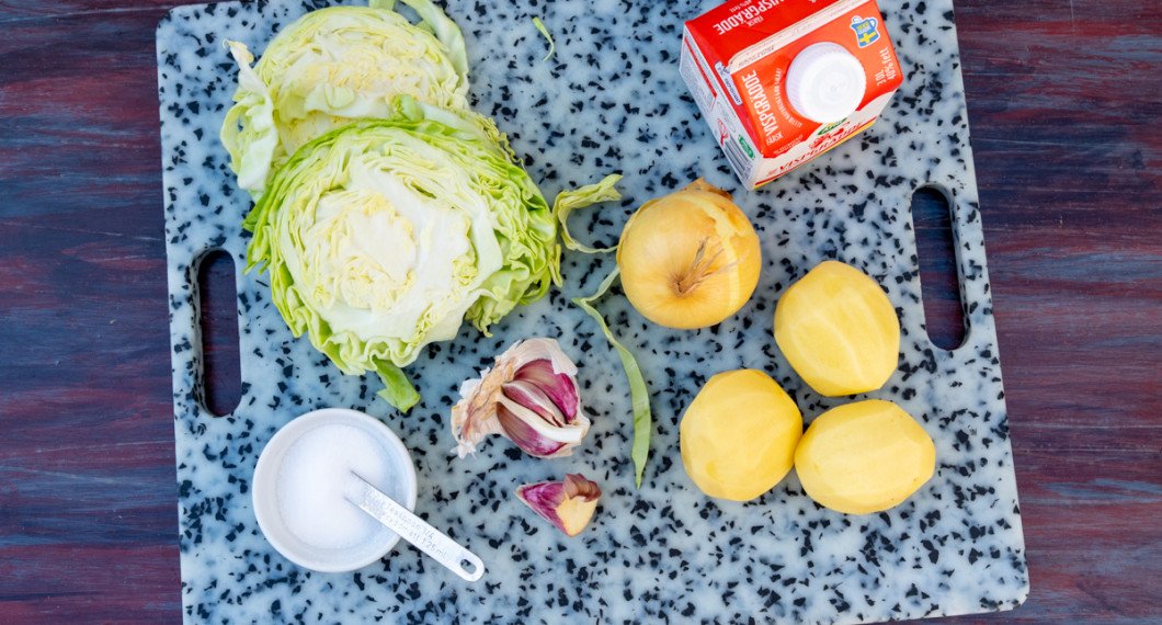 Ingredienser till potatis och vitkålsgratängen: Salt, vitkål, vitlök, gul lök, potatis och grädde. 