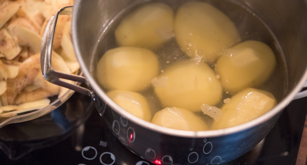 Välj en stora fasta ekologiska potatisar. Skala dem och låt sedan svalna innan du tärnar dem och blandar med gräddfil och majonnäs.   