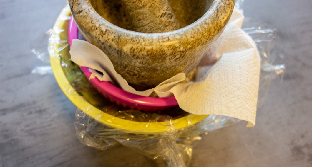 Du kan sätta gurkan i press på flera vis - förslagsvis i en skål med gladplast över, sedan en mindre skål eller fat med en tyngd på som ex. en mortel. 