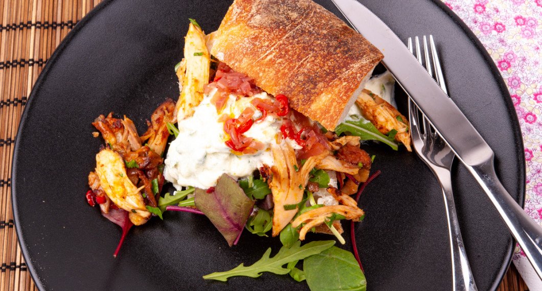 Pulled kyckling serverad som macka