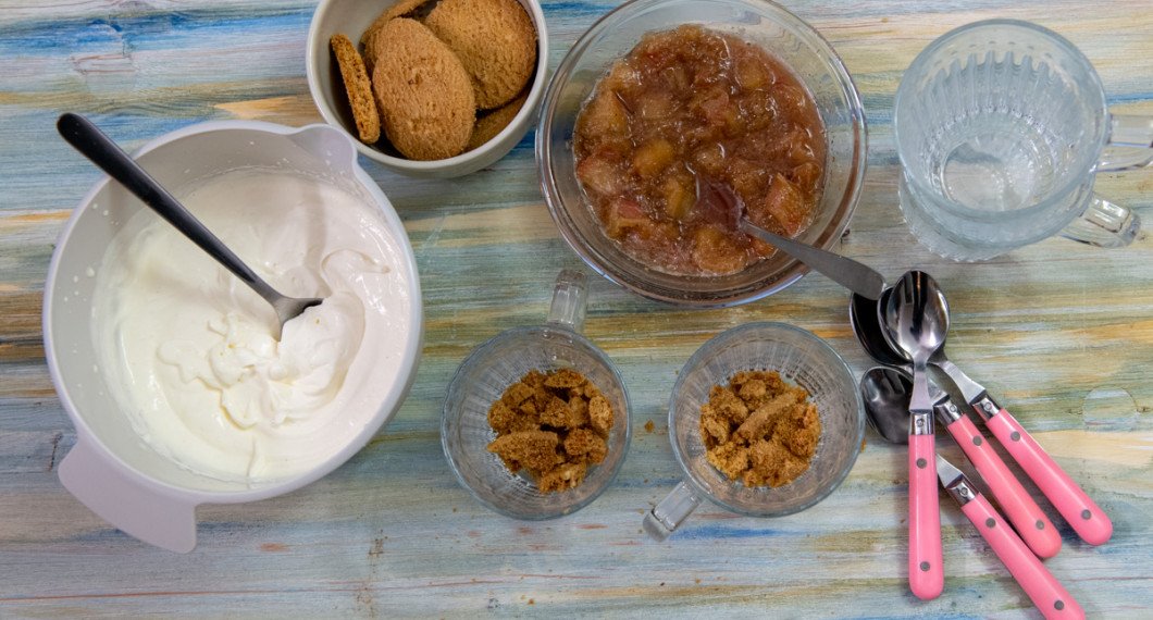Grädden vispas med färskost och vaniljsocker. Lägg krossade kakor eller kex i botten på glasen. 