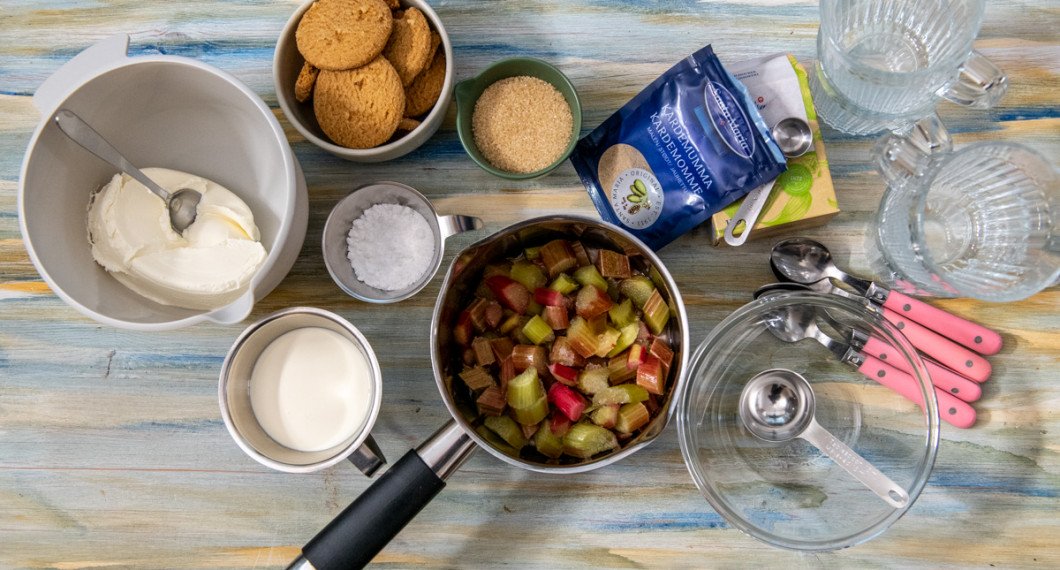 Ingredienser till rabarberdesserten: färskost, grädde, florsocker och vaniljsocker. Kakor, rörsocker, rabarber och kardemumma samt gelatinblad (ej med på bilden).