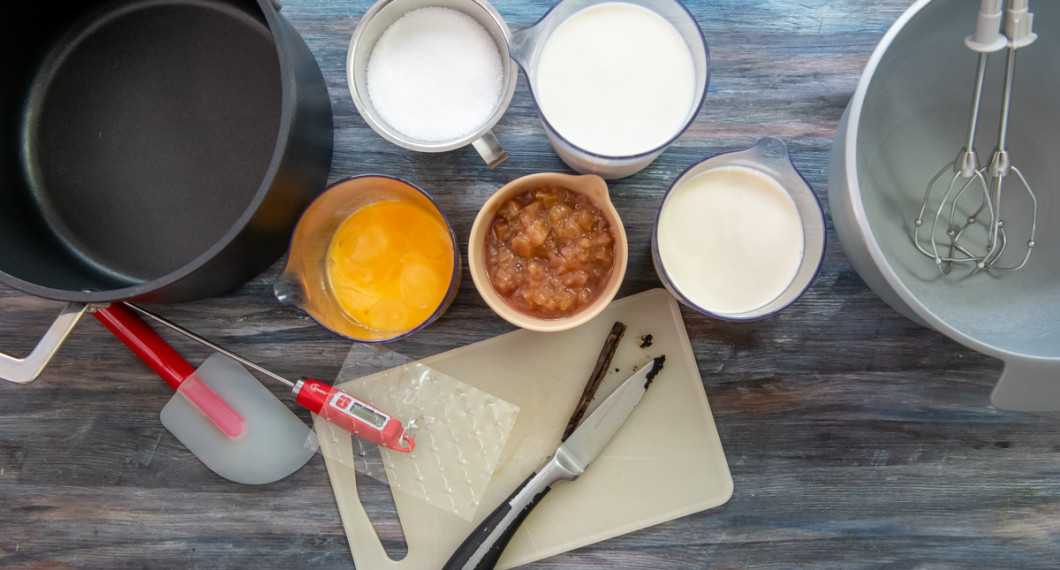 Till glassen behöver du äggulor, socker, grädde, mjölk, rabarberkompott samt vaniljstång och gelatin. 