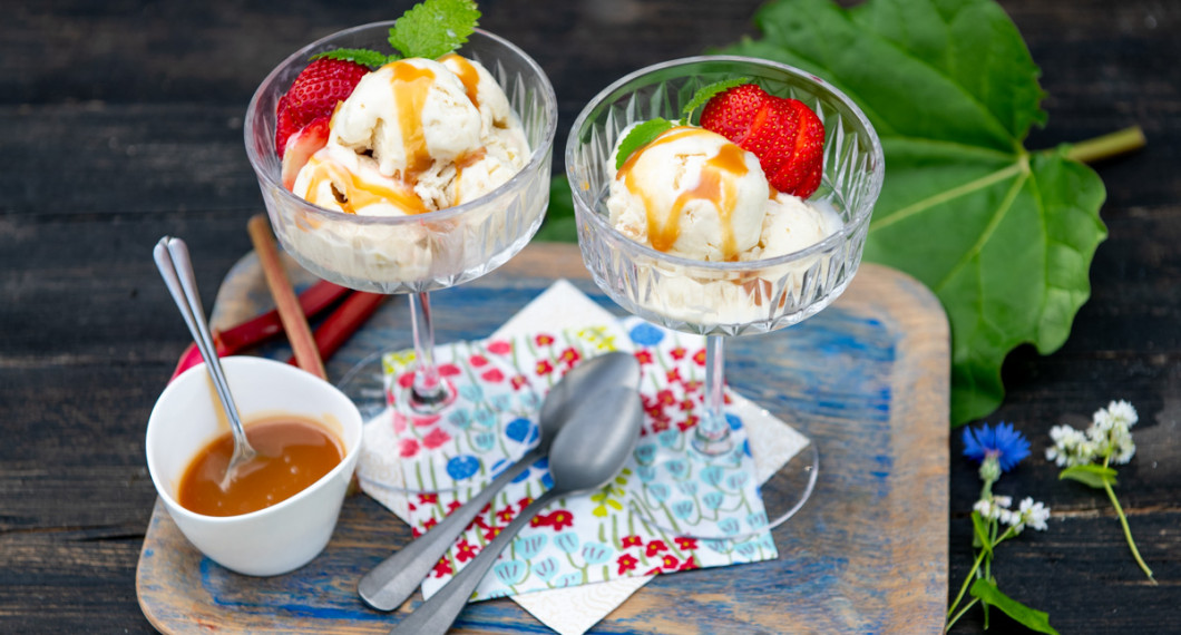 Rabarberglassen kan serveras på valfritt vis - jag hade kolasås, jordgubbar och citronmeliss till. 