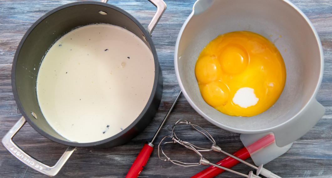 Värm grädde, mjölk och vanilj. Mät upp äggulor och socker i en bunke. Mät upp äggulor och socker i en bunke och vispa till fluffigt i 4 minuter. 