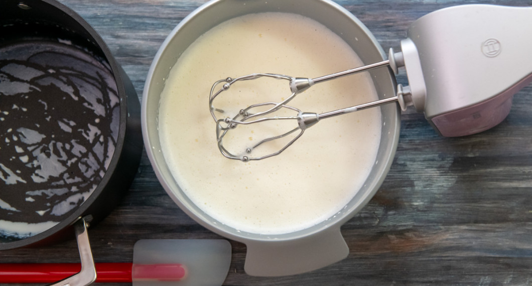 Vispa i den varma gräddmjölken lite i taget i bunken med äggvispet. Värm upp igen till 80 grader. Låt svalna och ställ i kylen över natten. 