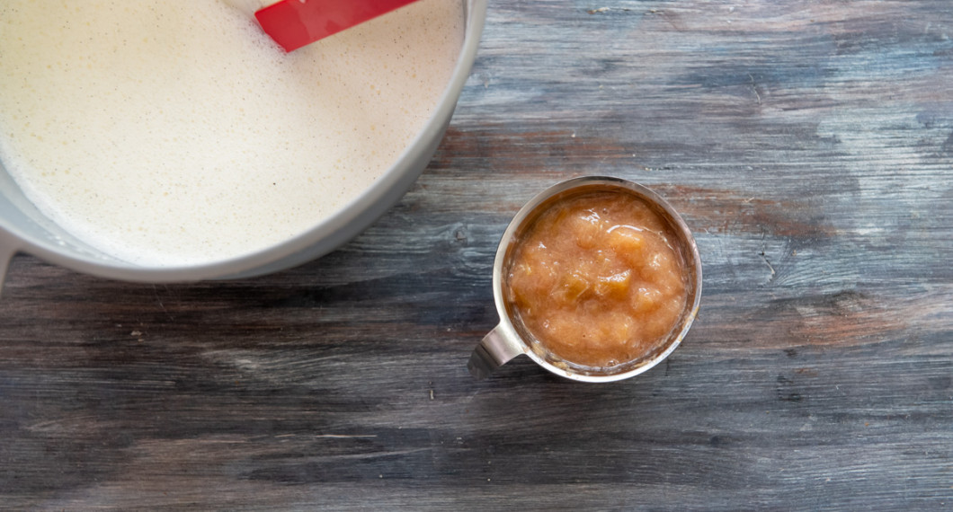 Låt glassmeten stå i kylen över natten. Förbered rabarberkompott och förvara i kylen.