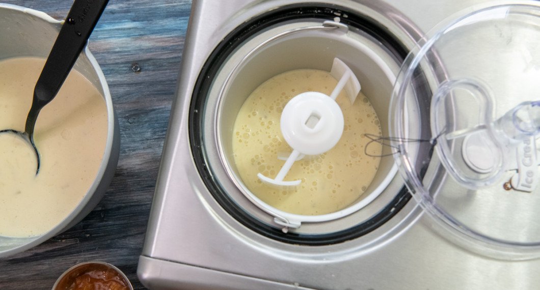 Tillsätt hälften av rabarberkompotten till glassmeten och kör i en glassmaskin.