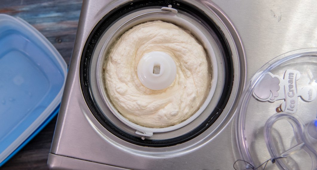 Tillsätt resten av rabarberkompotten när glassen börjat gå långsamt och nästan är klar. 