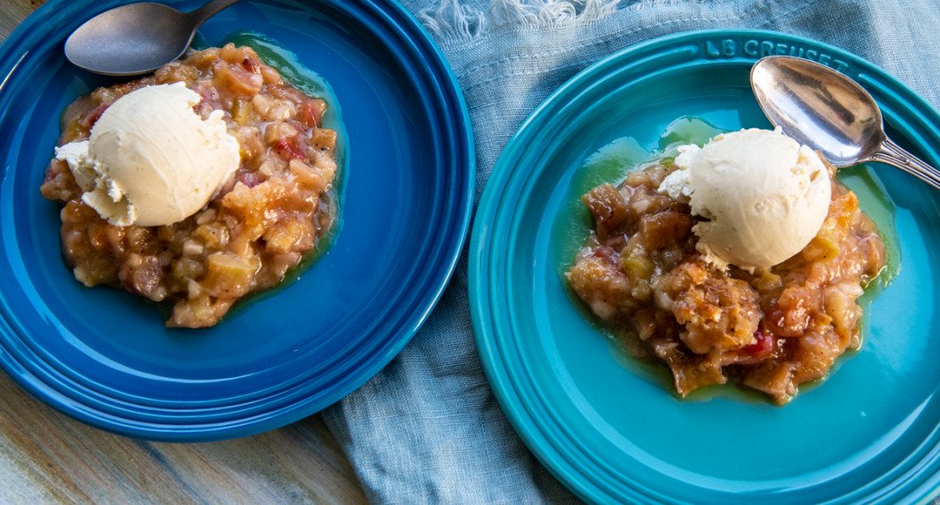 Varm rabarbertoscakaka serverad med vaniljglass. 