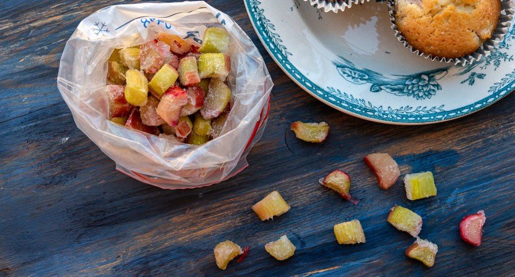 Jag bakade muffinsen med fryst rabarber men det går även utmärkt med färsk rabarber. 