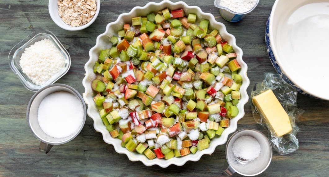 Ingredienser till pajen: kokosflingor, havregryn, socker, rabarber, vetemjöl, smör och salt. 