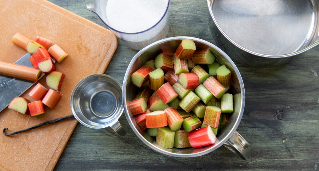 Rensa och strimla rabarber. 