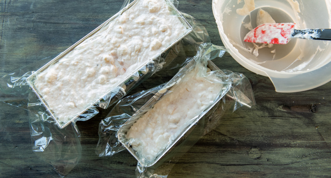 Fördela smeten i 1 stor form klädd med gladplast. Eller flera mindre formar eller portionsformar. 