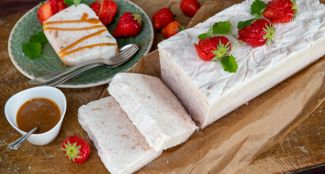 Servera rabarbersemifreddon med skivade jordgubbar och kolasås eller andra tillbehör. 