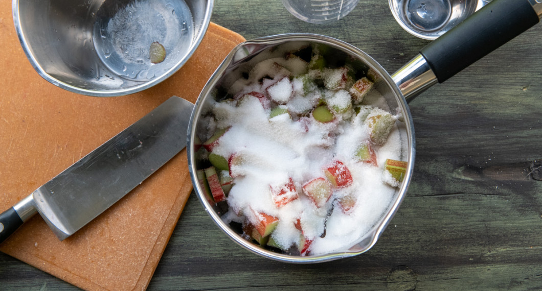 Blanda rabarber med socker och koka ihop i ca 30 minuter. 