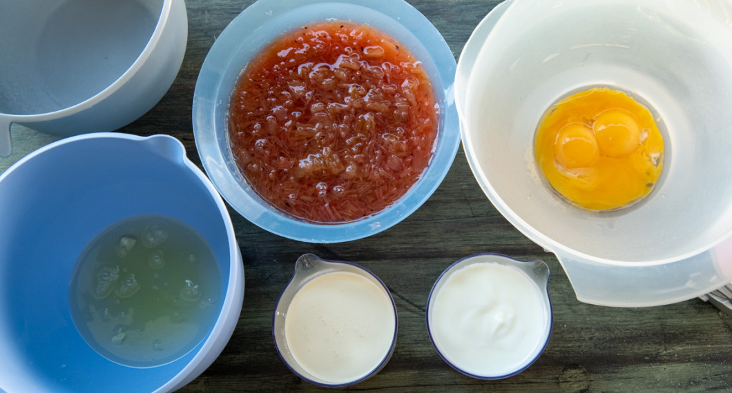 Dela på äggvitor och äggulor. Mät upp grädde och matyoghurt. 