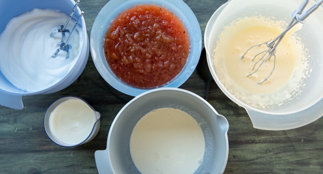 Vispa äggvitor till skum. Vispa äggulor fluffiga. 