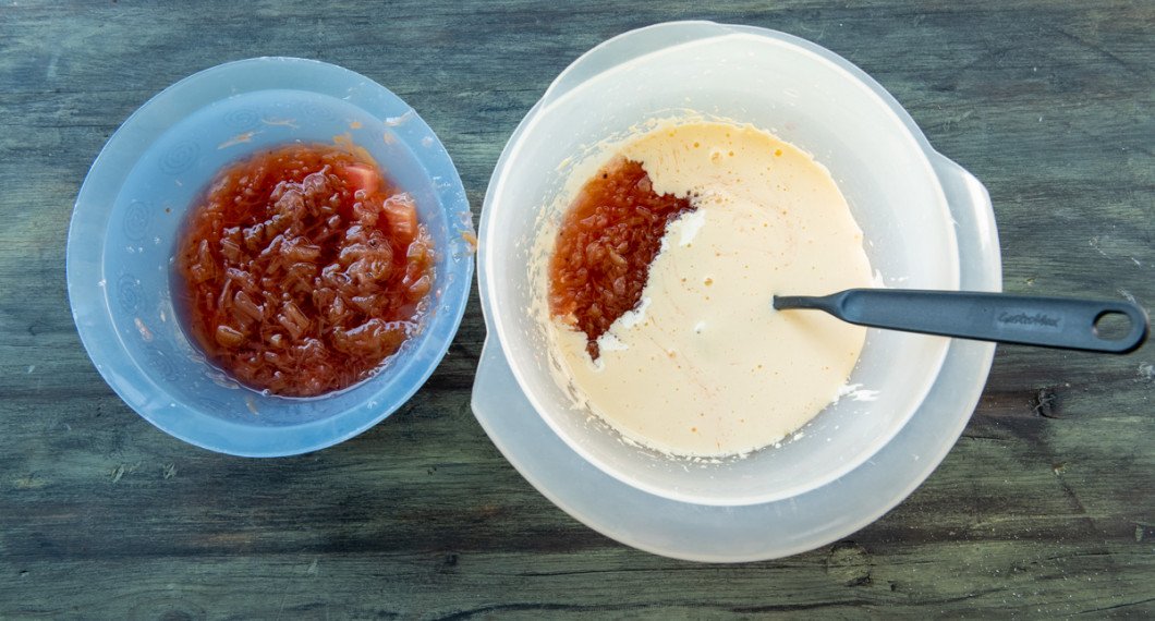 Tillsätt rabarberkompotten till de vispade äggulorna. 