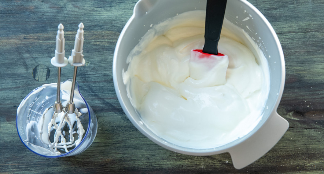 Vispa grädden hård och rör i matyoghurten. 